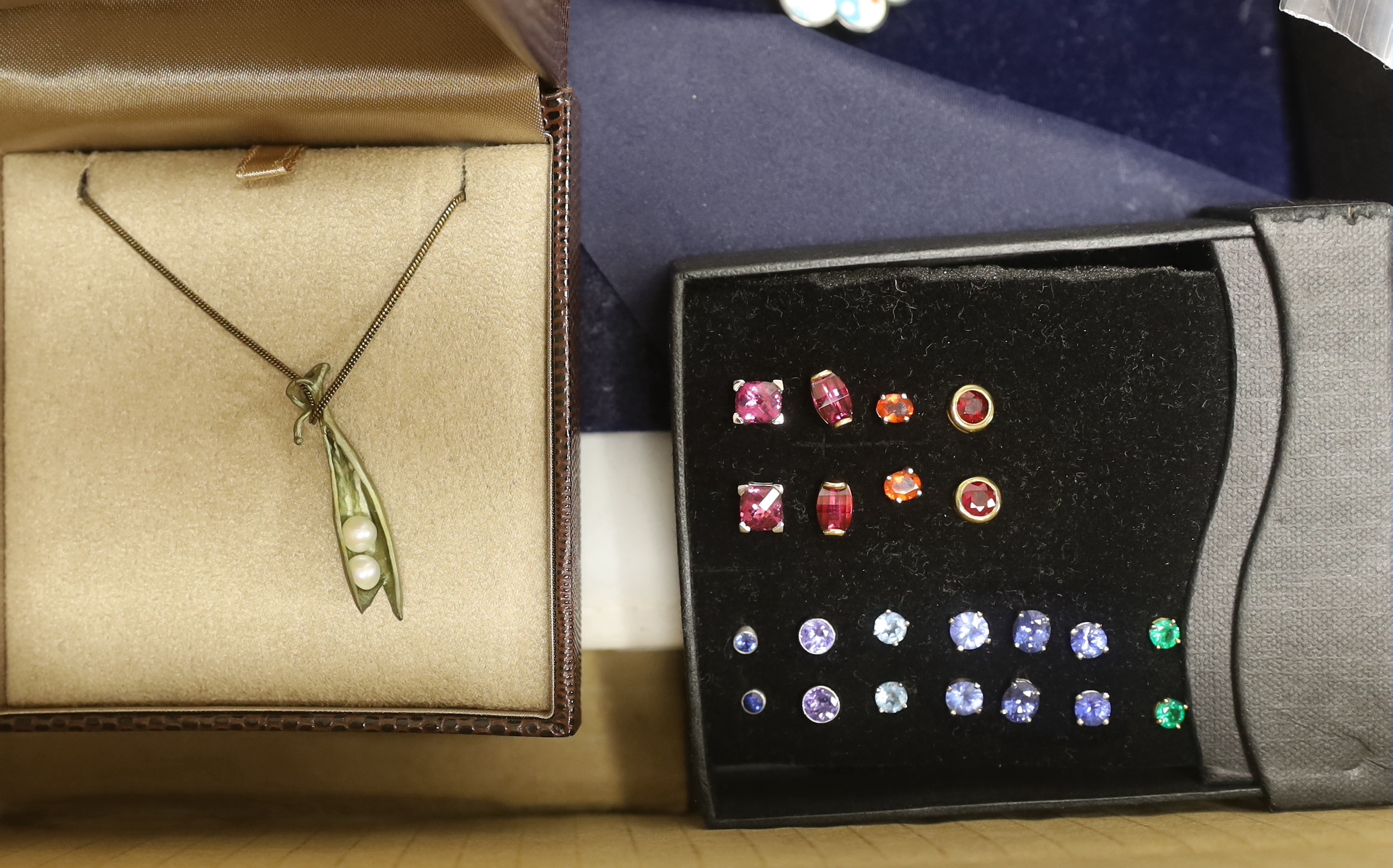Sundry modern jewellery including moss agate necklace, earrings, necklets, earrings, etc.